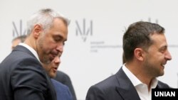 Генпрокурор Руслан Рябошапка (л) та президент Володимир Зеленський