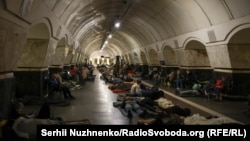 Жыхары Кіева хаваюцца ў мэтро падчас расейскай паветранай атакі. Кіеў, 28 ліпеня 2025 году