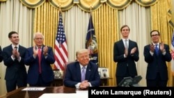 Тел-Авив менен Абу-Даби АКШнын президенти Дональд Трамптын ортомчулугу астында дипломатиялык алака-катыш түздү. 