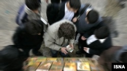 فروش فیلم های قاچاق در کنار خیابان ها به منظره ای عادی تبدیل شده است.