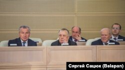 Зьлева направа: Пётар Міклашэвіч, Валянцін Сукала, Леанід Анфімаў у Савеце Рэспублікі. Архіўнае фота, 2019 год