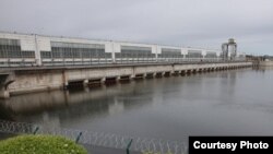 Из-за засухи гидроэлектростанции вырабатывают меньше электричества.