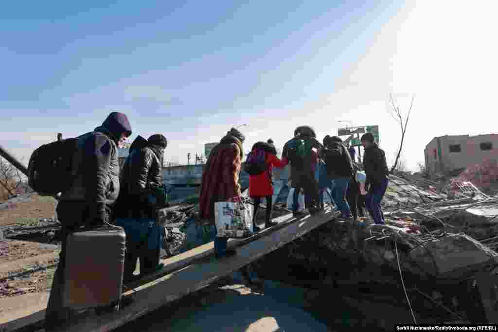 На пачатку поўнамаштабнага расейскага ўварваньня жыхары Ірпяня пакідалі свае дамы пешшу, узяўшы з сабой толькі самае неабходнае.З канца лютага і сакавіка 2022 году амаль 40 000 мірных жыхароў перайшлі Раманаўскі мост, ратуючыся ад расейскай акупацыі.Зьлева фота 11 сакавіка 2022 году, справа — з сакавіка 2025 году