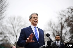 Міністр фінансів США Скотт Бессент спілкується з журналістами біля західного крила Білого дому у Вашингтоні, округ Колумбія, 12 березня 2025 року