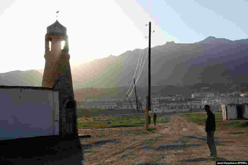 Сүрөттө: Мургаб шаарындагы борбордук мечит, арткы жагында (солдо) жаңы үч кабаттуу мектеп. Мургабда жаңы түшкөн саналуу имараттардын бири ушул мечит жана президент Эмомали Рахмонов өзү салдырды делген &laquo;Манас&raquo; атындагы кыргыз мектеби.