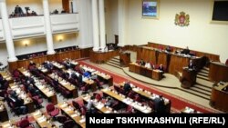 Раскат недовольного гула в зале заседаний вызвало требование Багатурия начать расследование фактов коррупции, к которым причастен лично президент Саакашвили