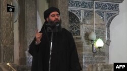 ابوبکر البغدادی هنگام اعلام خلافت گروه حکومت اسلامی در شهر موصل عراق در سال ۲۰۱۴