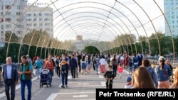 Люди в общественном месте в Астане. Июнь 2020 года