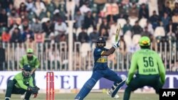 سري لنکايي لوبغاړی د پاکستان پر وړاندې د توپوهنې پر مهال - د نومبر ۱۴مې انځور.