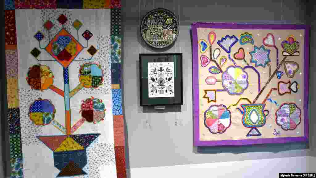 Savuttan ğayrı sergide dekorativ pannolar da bar. Müellif - Zeynab Aliyeva