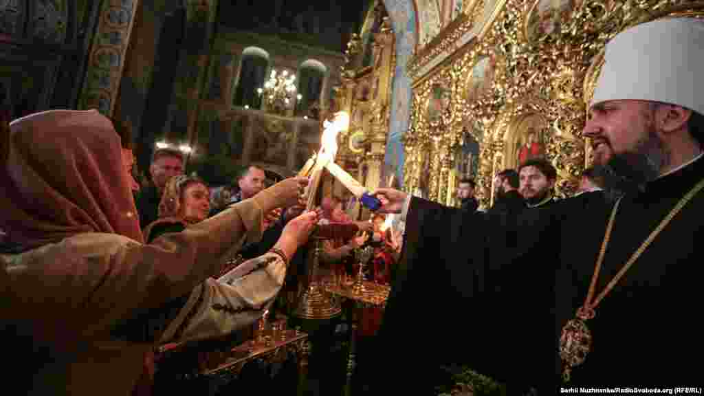 Митрополит Епіфаній роздає вірянам &laquo;благодатний&raquo; вогонь