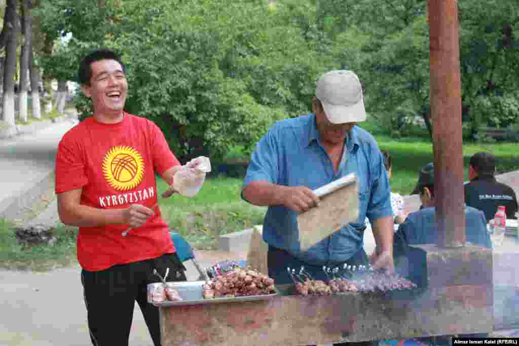 Весь сквер у Дома Правительства был полон торговцев шашлыками и пловом.