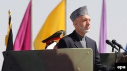 Ҳомид Карзай ҳангоми суханрониаш дар Кобул қабл аз анҷоми суиқасд