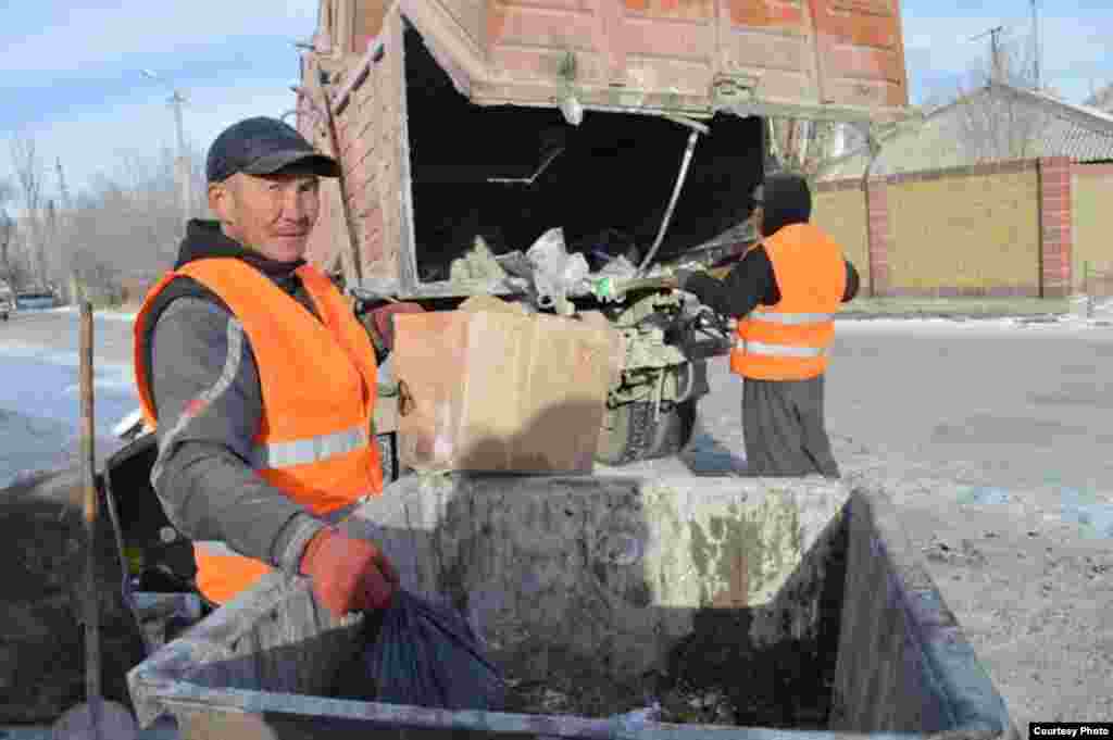 44 жаштагы Нурлан Бердикожоев Нарын шаардык &quot;Таза Нарын&quot; ишканасында таштанды чыгаруучу болуп&nbsp;беш жылдан бери эмгектенет. &quot;Күнүгө кесиптешим&nbsp;менен бирге шаардын аймагынан беш машина&nbsp;таштанды чыгарабыз. Ишибиз чынында абдан оор. Жайкысын күндүн ысыгынан улам сасык жыттар&nbsp;каптап турса, кыштагы сууктун күчү 35-40 градуска&nbsp;жеткен күндөрүндө тоңгон таштанды челектерди&nbsp;тазалоо оңой эмес. Бирок кандай болгон күндө да беш баламды адал акча таап бакканыма,&nbsp;шаарыбыздын таза болушу үчүн салым кошуп&nbsp;жатканыма сыймыктанам. Менин кыялым - коомубуз&nbsp;ар тараптан таза болуп, өлкөбүз өнүгүү жолуна түшсө деп тилейм&quot; дейт Нурлан Бердикожоев. Автору&nbsp;Таштанбекова Каныкей Таштанбековна