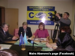 "ДОМ" қоғамдық ұйымының жетекшісі Майра Әбенова (ортада) Семейдегі "CӨЗ" баспасөз клубында сөйлеп отыр, 2012 жыл.