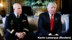 ژنرال مک‌مستر (چپ) در زمان معرفی از سوی دونالد ترامپ
