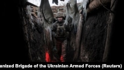 Військовослужбовець 24-ї механізованої бригади ЗСУ імені короля Данила в окопі поблизу Часового Яру у Донецькій області, Україна, 26 жовтня 2025 року