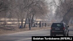 Бишкек. Жумуш издеп көчө боюнда отургандар. Иллюстрациялык сүрөт.
