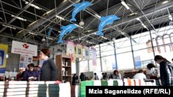 По словам организаторов, на фестивале издания можно будет приобрести со скидкой от 40% до 70%