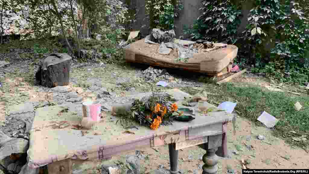 За даними місцевої влади, мешканців одного будинку – це 17 людей – доведеться відселити. Їх переселять у тимчасове житло. Влада обіцяє постраждалим компенсацію на оренду квартир