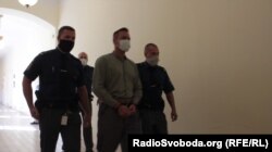 Охорона заводить Олексія Фадєєва до зали суду