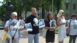 Пад вокнамі КДБ адбылася акцыя салідарнасьці з палітвязьнямі