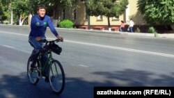 Tigir sürüp barýan ýetginjek