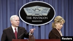 رابرت گیتس، وزیر دفاع و هیلاری کلینتون، وزیر امور خارجه آمریکا روز سه شنبه در پنتاگون راهبرد تازه هسته ای آمریکا را معرفی کردند.