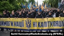 Фоторепортаж: «Азов» палив фаєри біля Верховної Ради