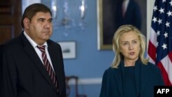 Э. Ғаниев билан учрашувдан сўнг Ҳ. Клинтон Тошкент ҳукумати инсон ҳуқуқларини ҳурмат қилишга ҳаракат қилмоқда, қабилида баёнот берди.