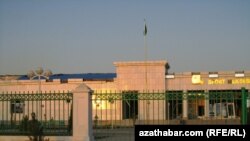 Partlamada Abadan şäherindäki Sport mekdebine hem zeper ýetdi.