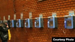 Дедушка Миша живет в доме, около которого ведутся работы. Он говорит, что у него перестал работать телефон, который не подводил даже в дни войны