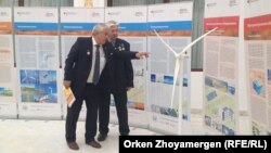 Мурат Нурышев (слева), доктор биологических наук, профессор кафедры экологии Евразийского университета имени Гумилева.  Астана, 10 сентября 2013 года.