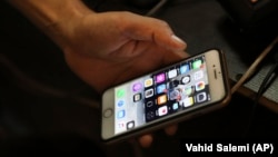 بسیاری از ایرانیان که معیشت، تحصیلات و زندگی‌ آن‌ها وابسته به اینترنت است، به‌دلیل قطعی و اختلال گسترده در اینترنت طی ماه‌های اخیر بسیار خشمگین هستند