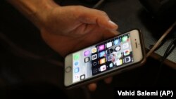 اختلال یاد شده پس از آن اتفاق افتاد که حجم وسیعی ویدئو و عکس از اعتراض‌های دو روز اخیر به افزایش قیمت بنزین، در شبکه‌های اجتماعی بارگذاری شد.