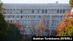 Жогорку Кенеш ғимараты.  