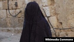 یکی از زنان شال پوش در اورشلیم (بیت المقدس)