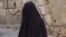 یکی از زنان شال پوش در اورشلیم (بیت المقدس)