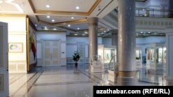 “Muzeýde iş orunlarynyň 50%-i boş dur”