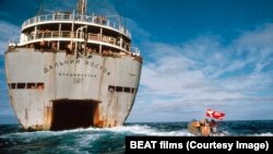 Кадр из фильма "Как изменить мир" 