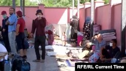 Граждане Таджикистана на пункте пропуска "Жибек Жолы". Архивное фото