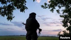 Український військовослужбовець 92-ї окремої десантно-штурмової бригади на позиції поблизу міста Вовчанськ Харківської області, 19 травня 2024 року