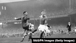 Футболист «Челси» Рег Уильямс (справа)  и игрок московского «Динамо» Иван Станкевич (слева).