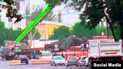 Демонтаж статуи Ленина в Оше. 7 июня 2025 года.