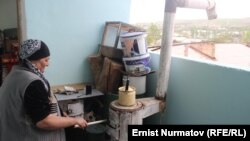 Жительница Оша Ирсолат Исмаилова прямо на балконе готовит еду для своих детей и внуков. С 14 апреля Узбекистан в одностороннем порядке прекратил подачу газа на юг страны. Ош, 26 апреля 2014