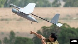 Израильский военный запускает БПЛА (архив)