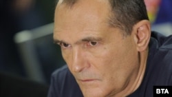 За Васил Божков е известно, че се намира в Обединените арабски емирства (ОАЕ), където за кратко бе задържан заедно със съдружника си и официален собственик на ПФК „Левски“ Георги Попов.