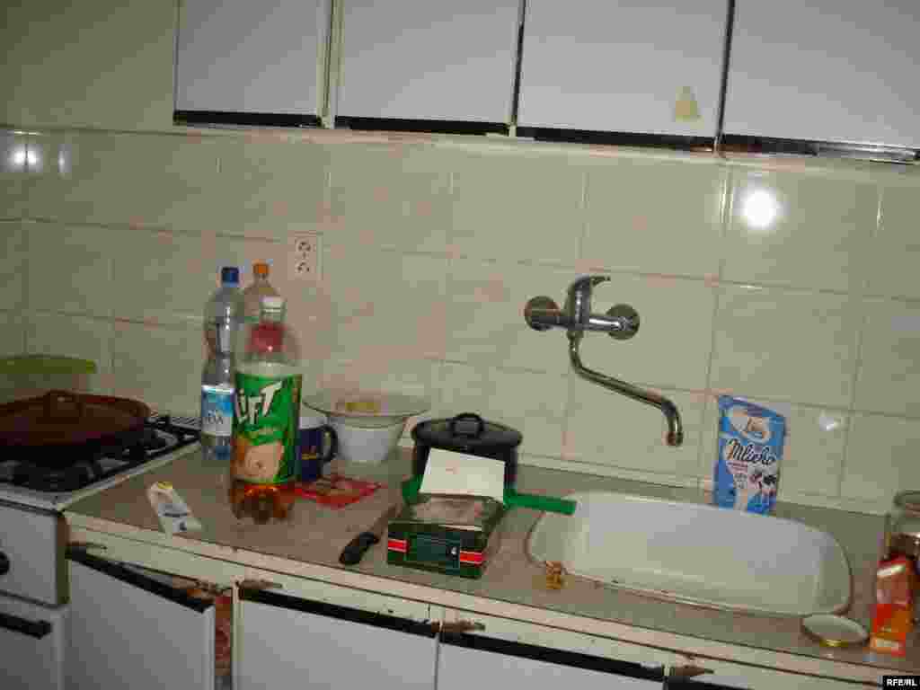 Кухонный уголок комнаты общежития благотворительного общества, где живут казахские беженцы. Брно, 1 февраля 2009 года.  - Кухонный уголок комнаты общежития благотворительного общества, где живут казахские беженцы. Брно, 1 февраля 2009 года. 