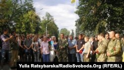 Рідні загиблих під Іловайськом бійців на Алеї Героїв у Дніпропетровську