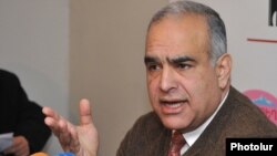 Րաֆֆի Հովհաննիսյանը ասուլիսի ժամանակ, արխիվ